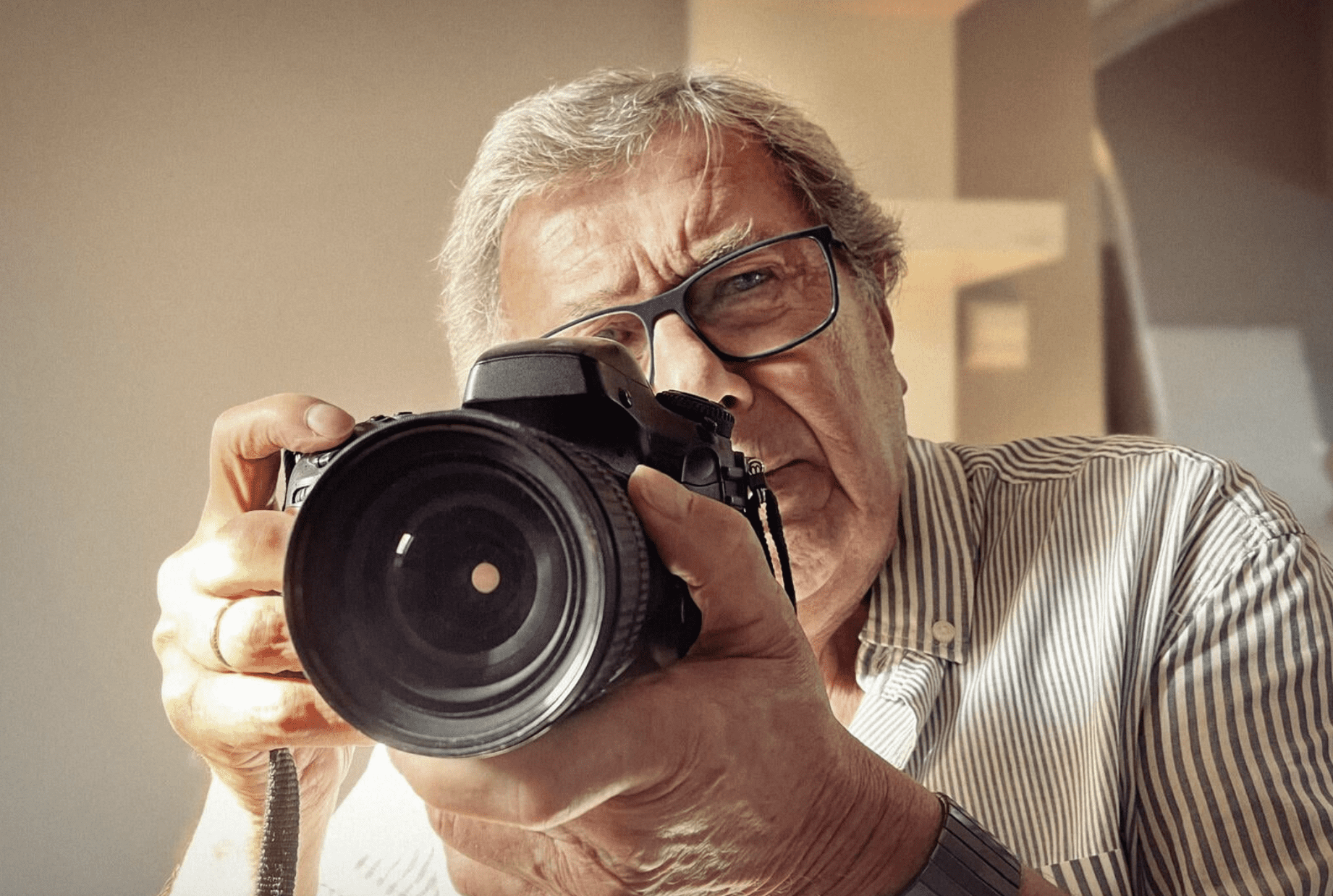 „Janusz Gajos – tak to było” – artystyczna wrażliwość i umiejętność uchwycenia chwili. Wystawa autorskich fotografii aktora