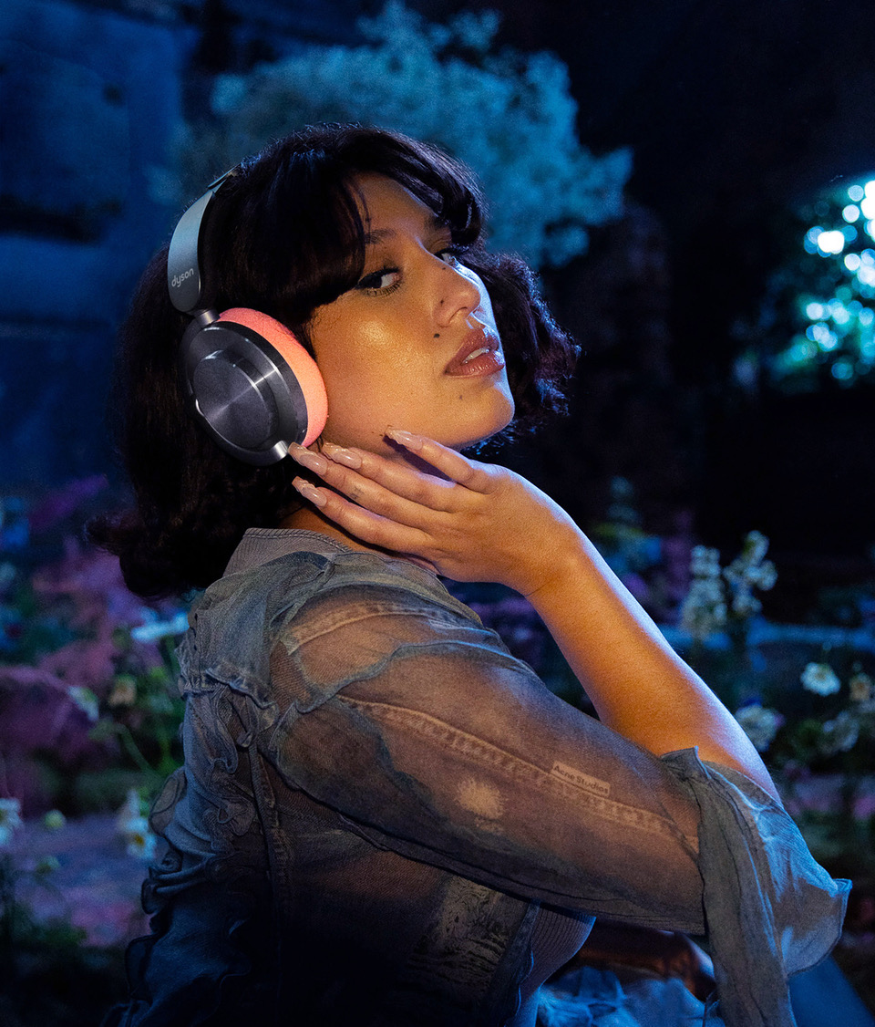 RAYE globalną ambasadorką  słuchawek Dyson OnTrac™