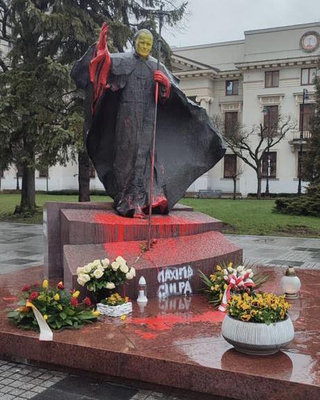 Student oblał farbą pomnik Jana Pawła II – jest wyrok. „Wyraz pogardy”