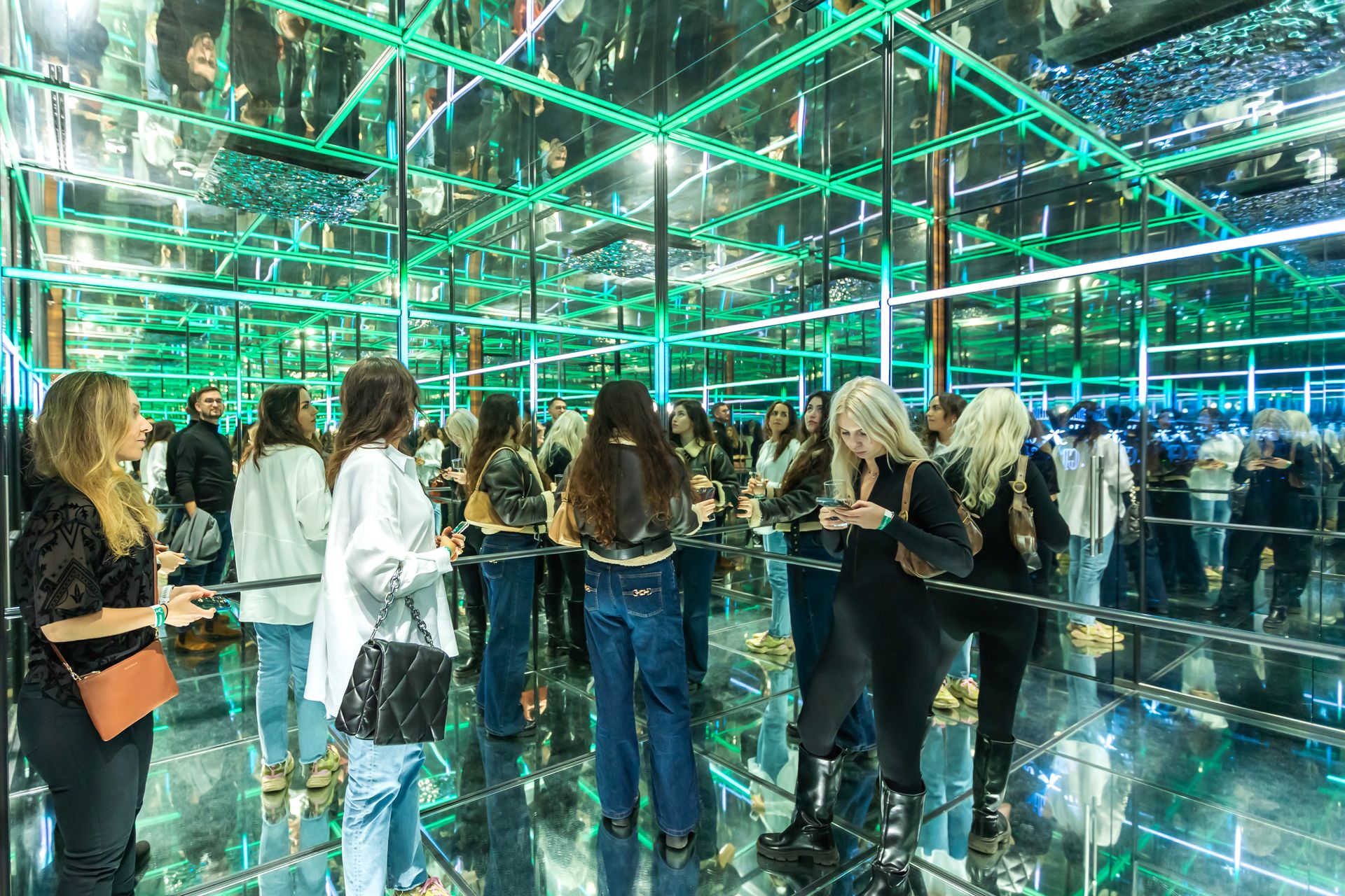 Immersyjna rzeczywistość ubrana w opowieść o instynktach — obejrzeliśmy nową wystawę w melt museum!