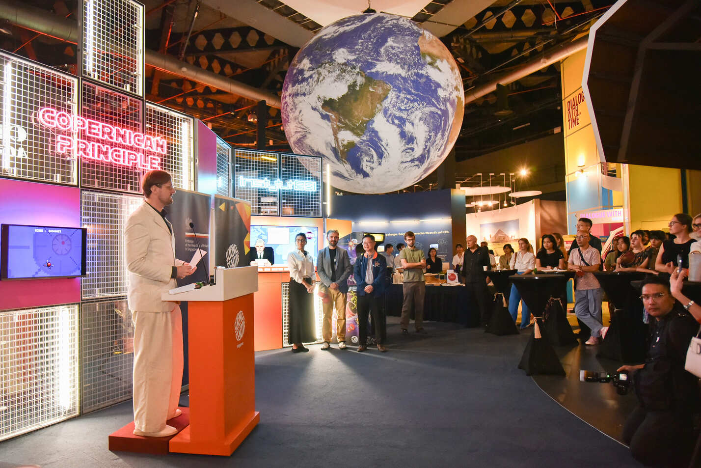 „Zasada kopernikańska”. Polska wystawa w Singapurze [RELACJA]