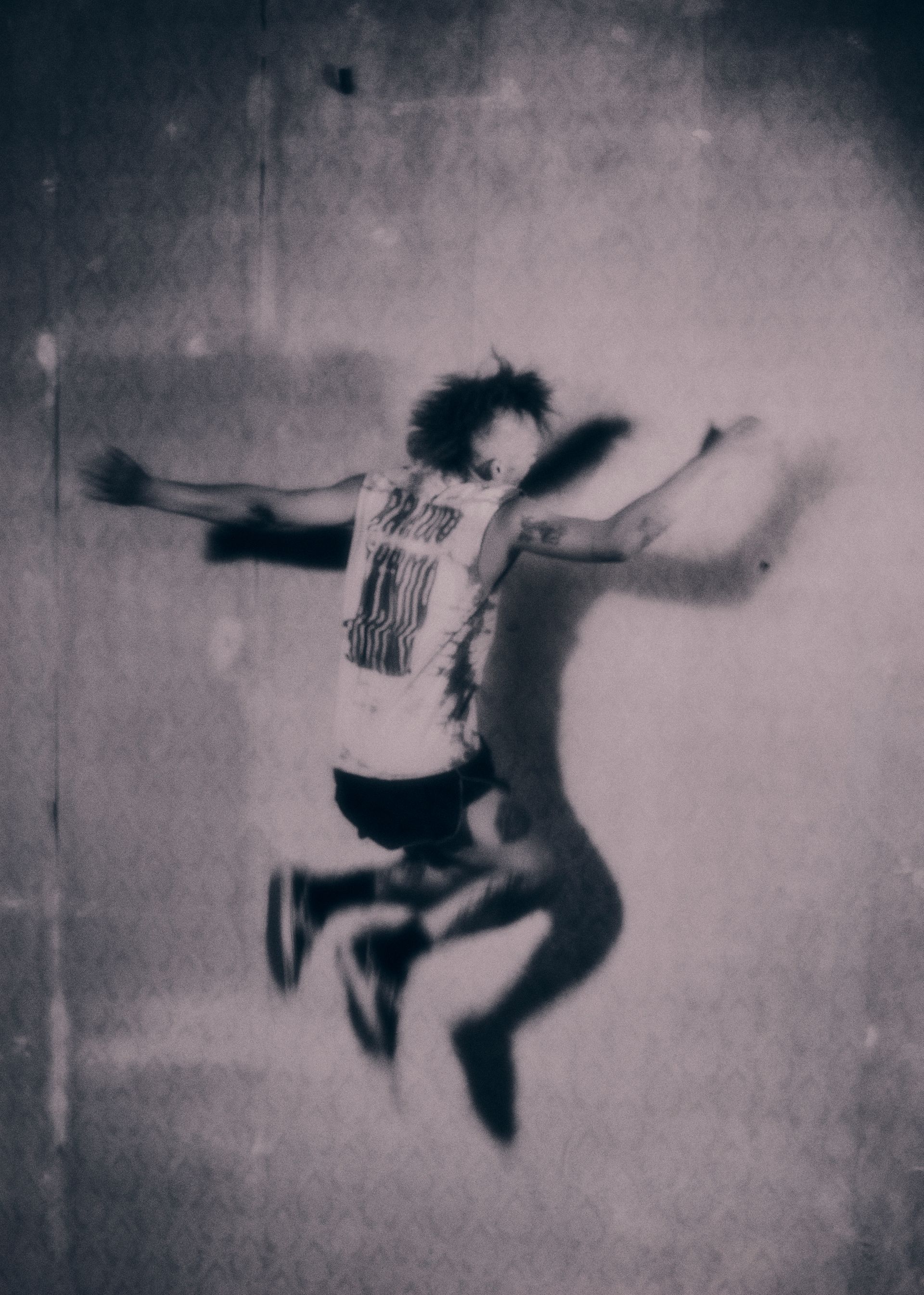 Zdechły Osa i wszystkie twarze punka. Pierwsza sesja okładkowa rapera i punkowca [WYWIAD I SESJA]