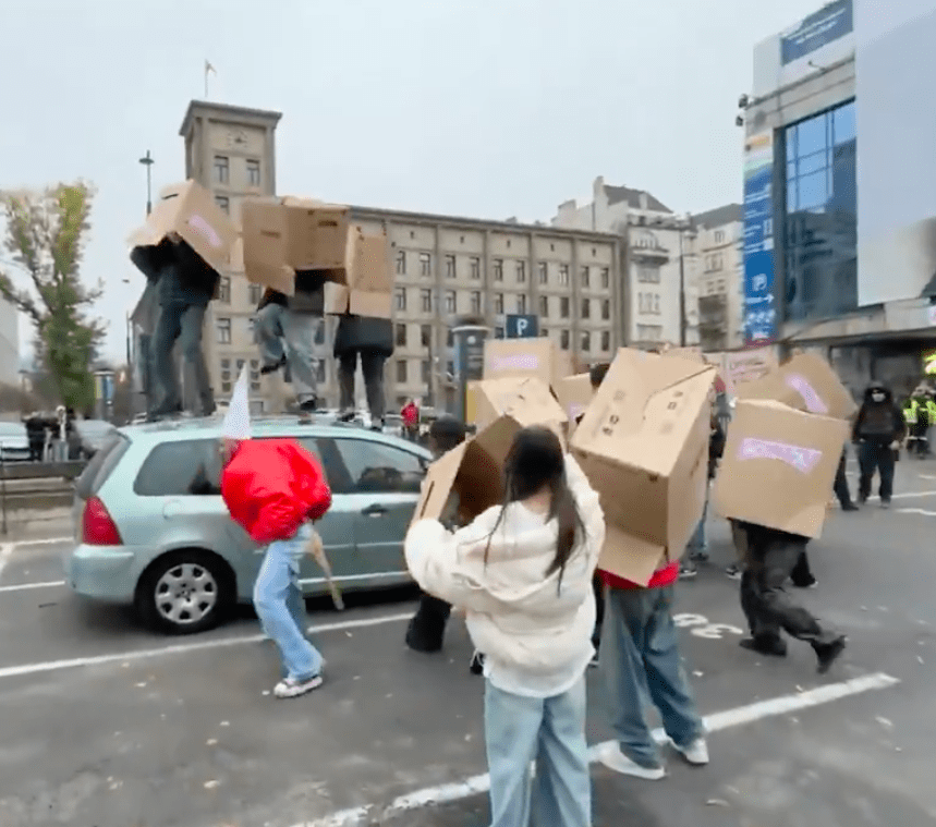 Gnom z TikToka i jego fani zdemolowali samochody w Warszawie [WIDEO]