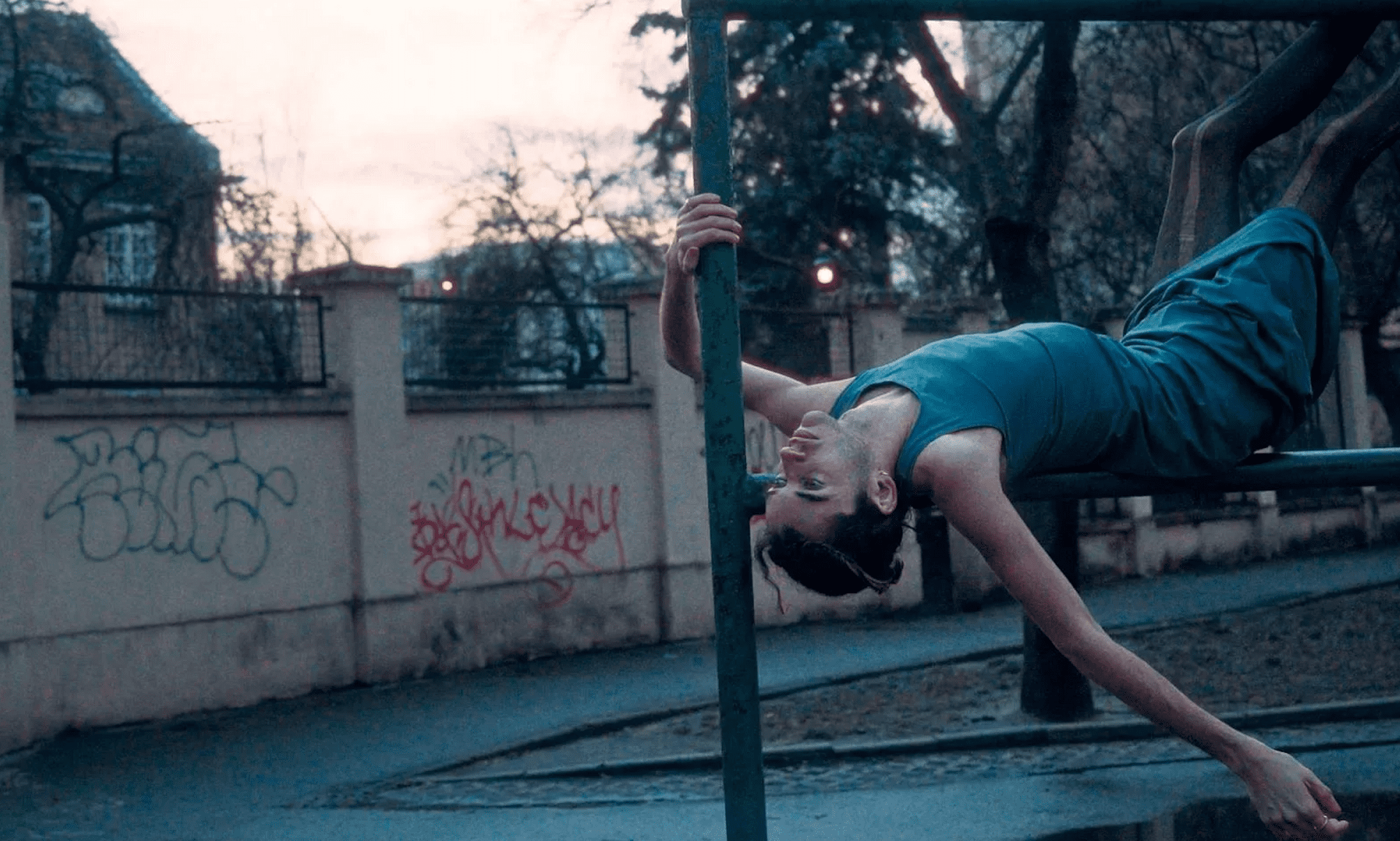 „To uczucie” to codzienność queerowego życia. Siła, wrażliwość i poczucie niezrozumienia [RECENZJA]