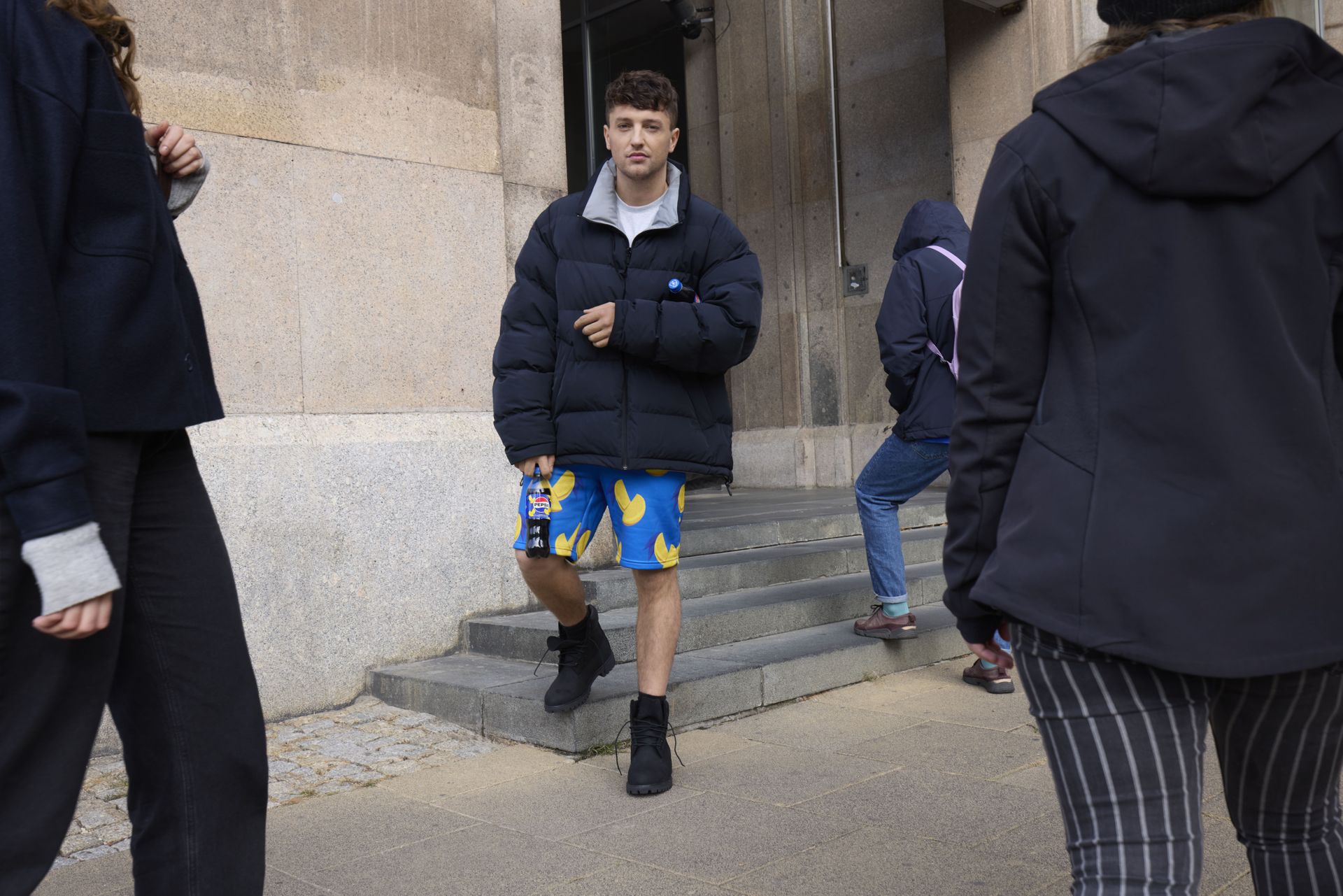 Dziwna moda wśród influencerów — chodzą po mieście w TAKICH stylizacjach. O co chodzi? [MAMY ZDJĘCIA]