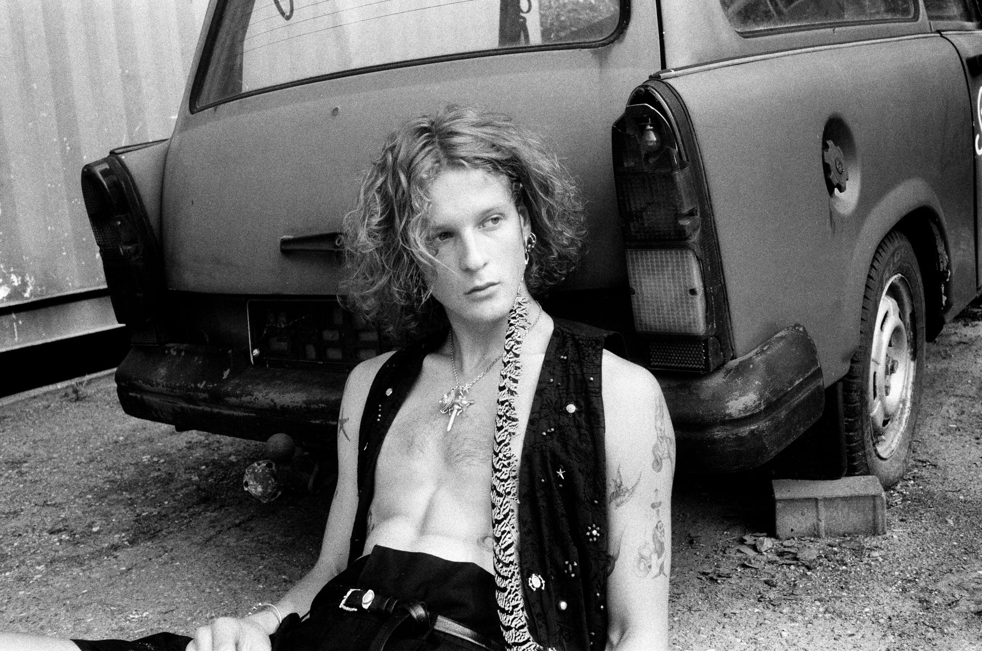 Biżuteria z kości Nikodema Rzucidło. Porozmawialiśmy z projektantem o kontrowersyjnych wyborach i nie tylko