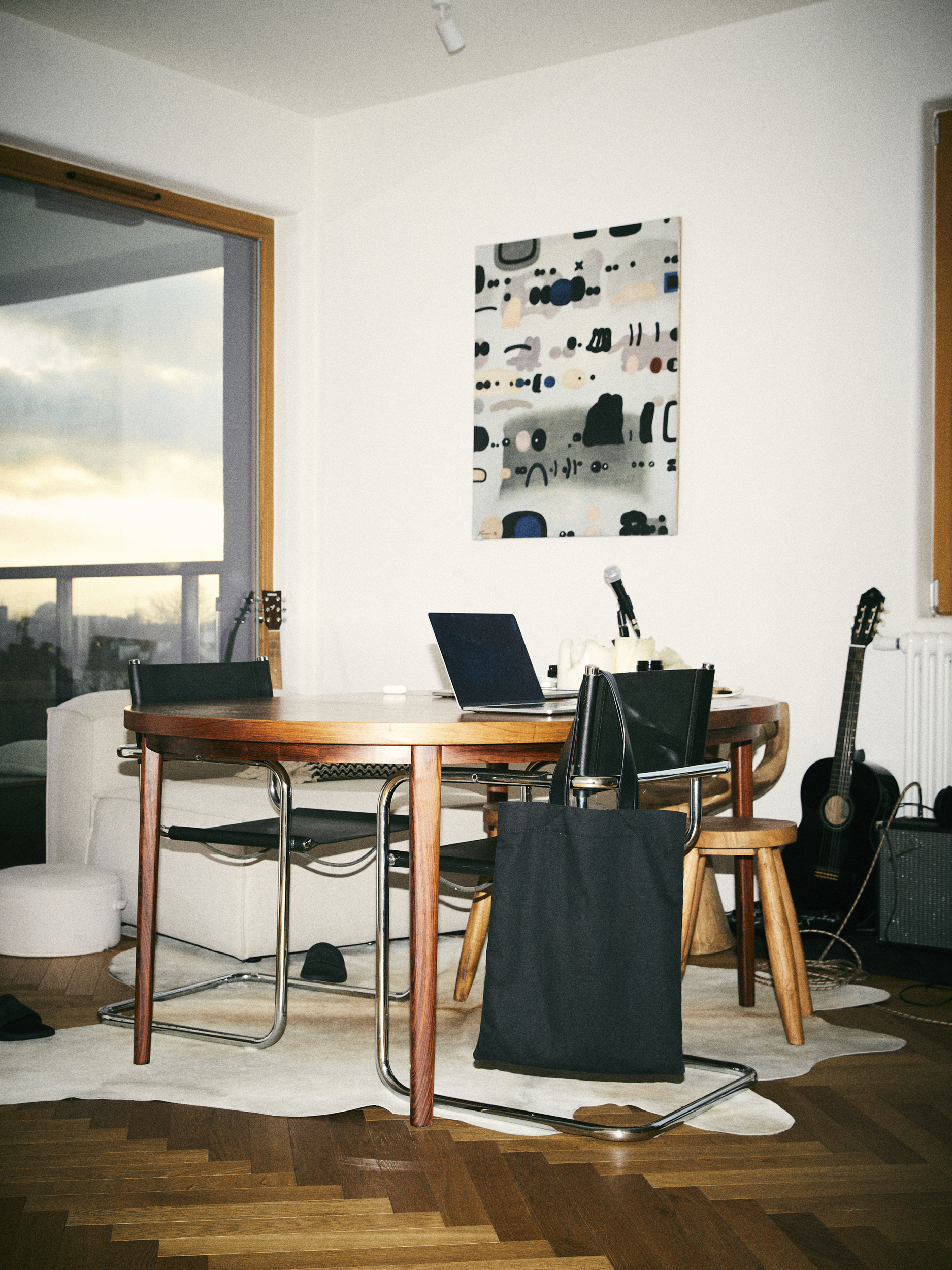 Minimalizm, subtelne połączenia i przywiązanie do detali w mieszkaniu na warszawskiej Woli