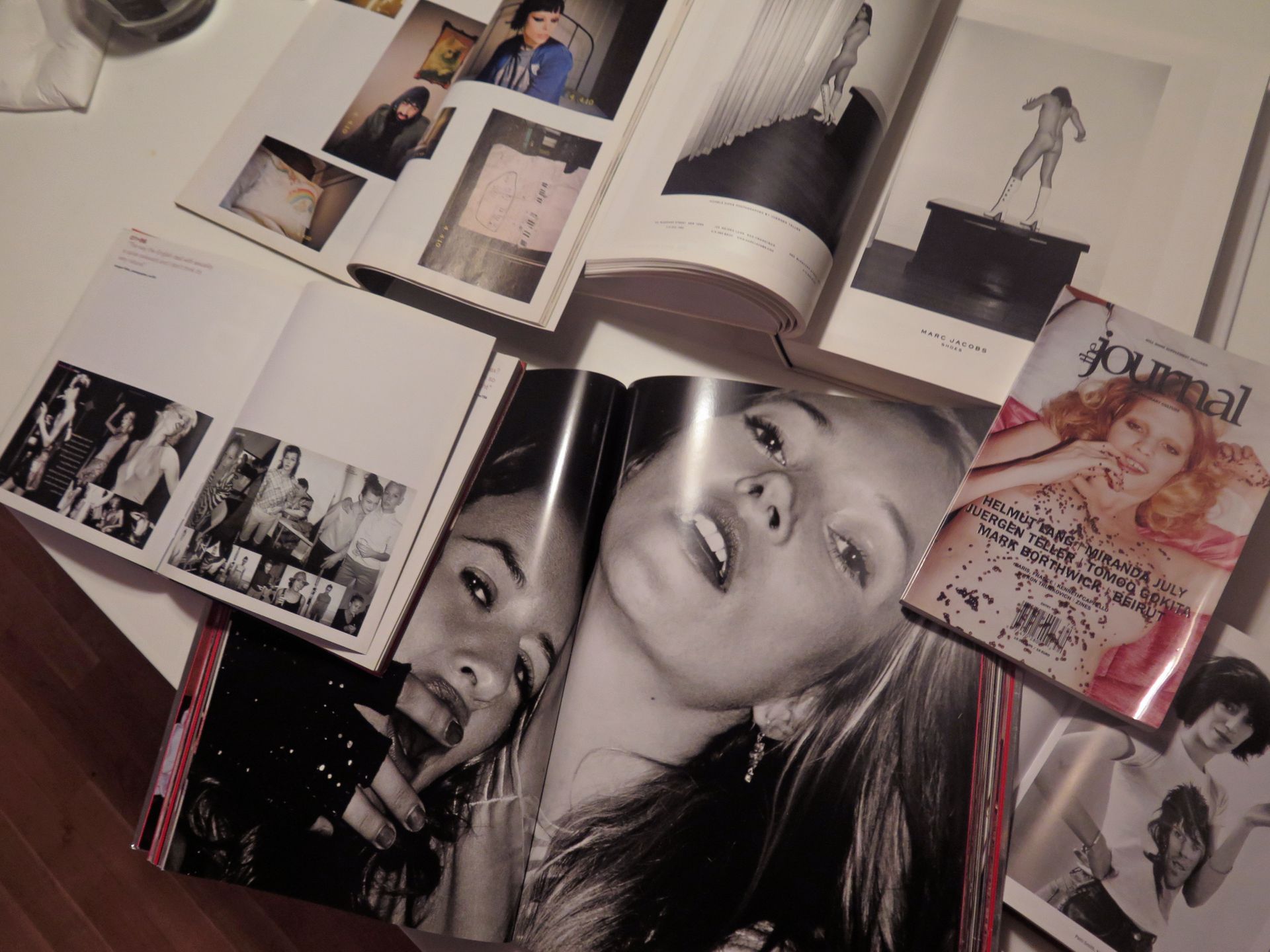 [Z archiwum K MAG] Wychudzone dziewczyny w porwanych ciuchach i rozmazanym makijażu. Problem z heroin chic