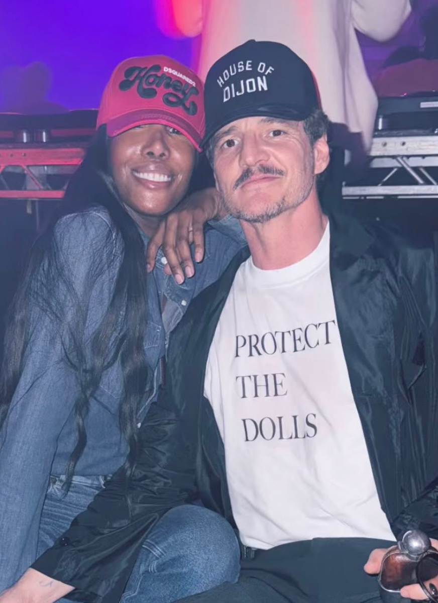 „Protect the dolls”. Gwiazdy noszą viralową koszulkę, która wspiera transkobiety