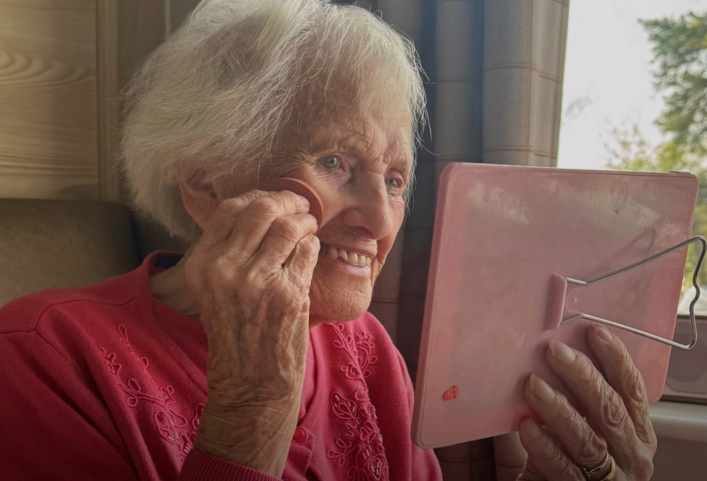 103-latka została influencerką. Historia Joan Partridge z Millcroft Care Home