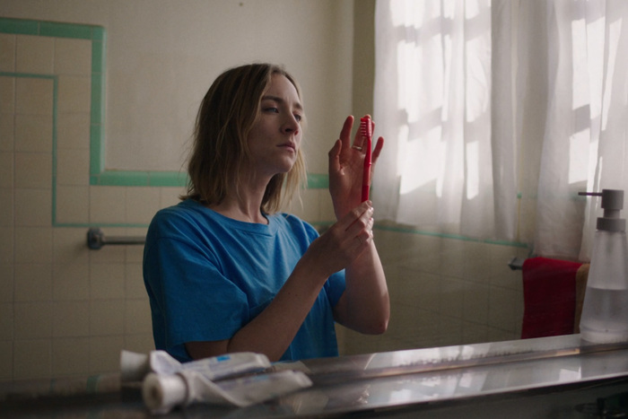 48 lat później – Saoirse Ronan zachwyca w nowym teledysku Talking Heads [WIDEO]