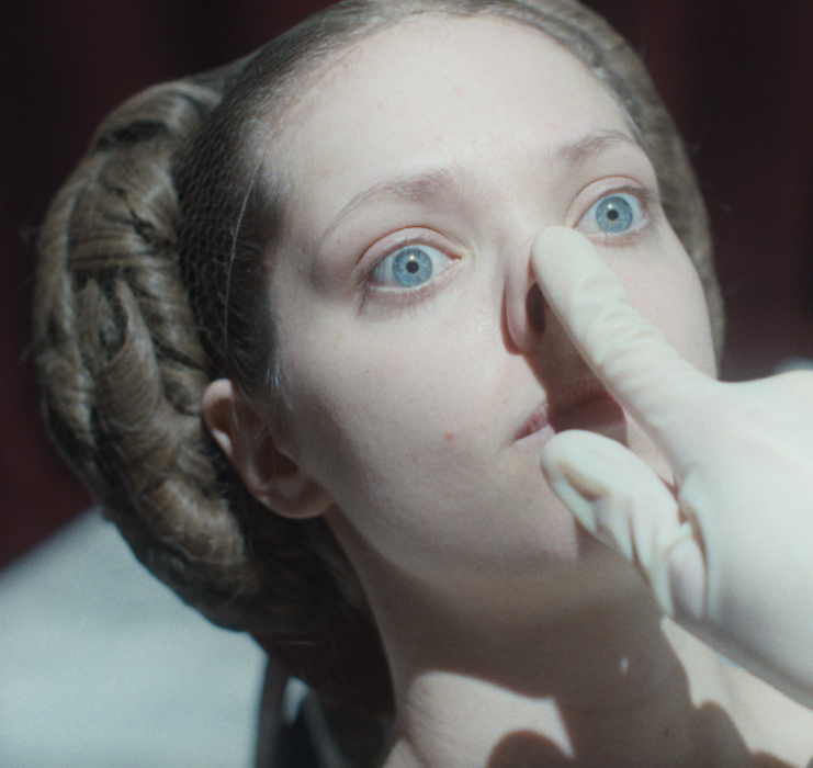 Krwawa baśń o Kopciuszku. Ten szalony body horror jest obrzydliwszy niż „Substancja” [RECENZJA]