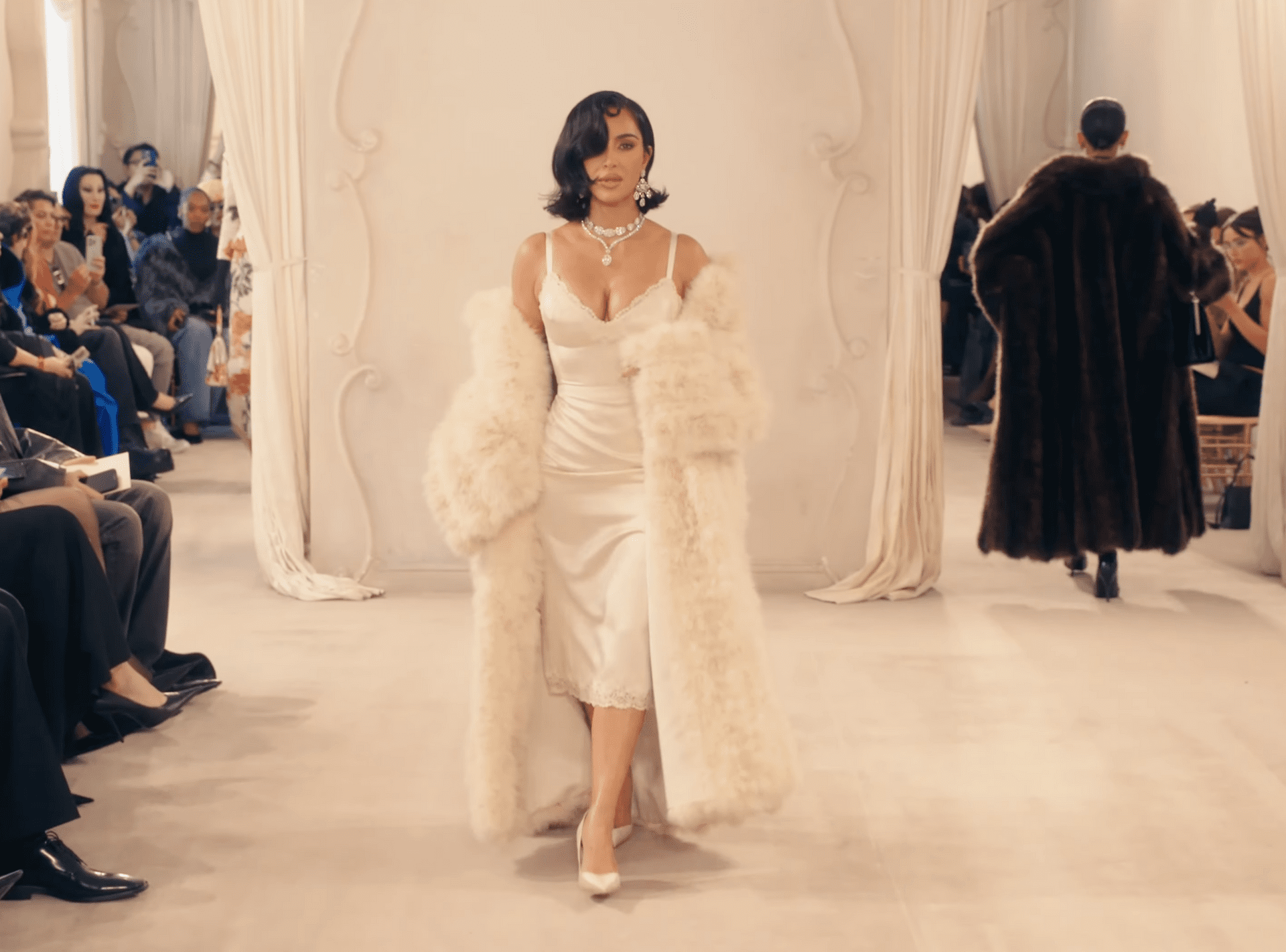 Ostatni pokaz Demny Gvasalii dla Balenciagi. Na wybiegu Isabelle Huppert i Kim Kardashian