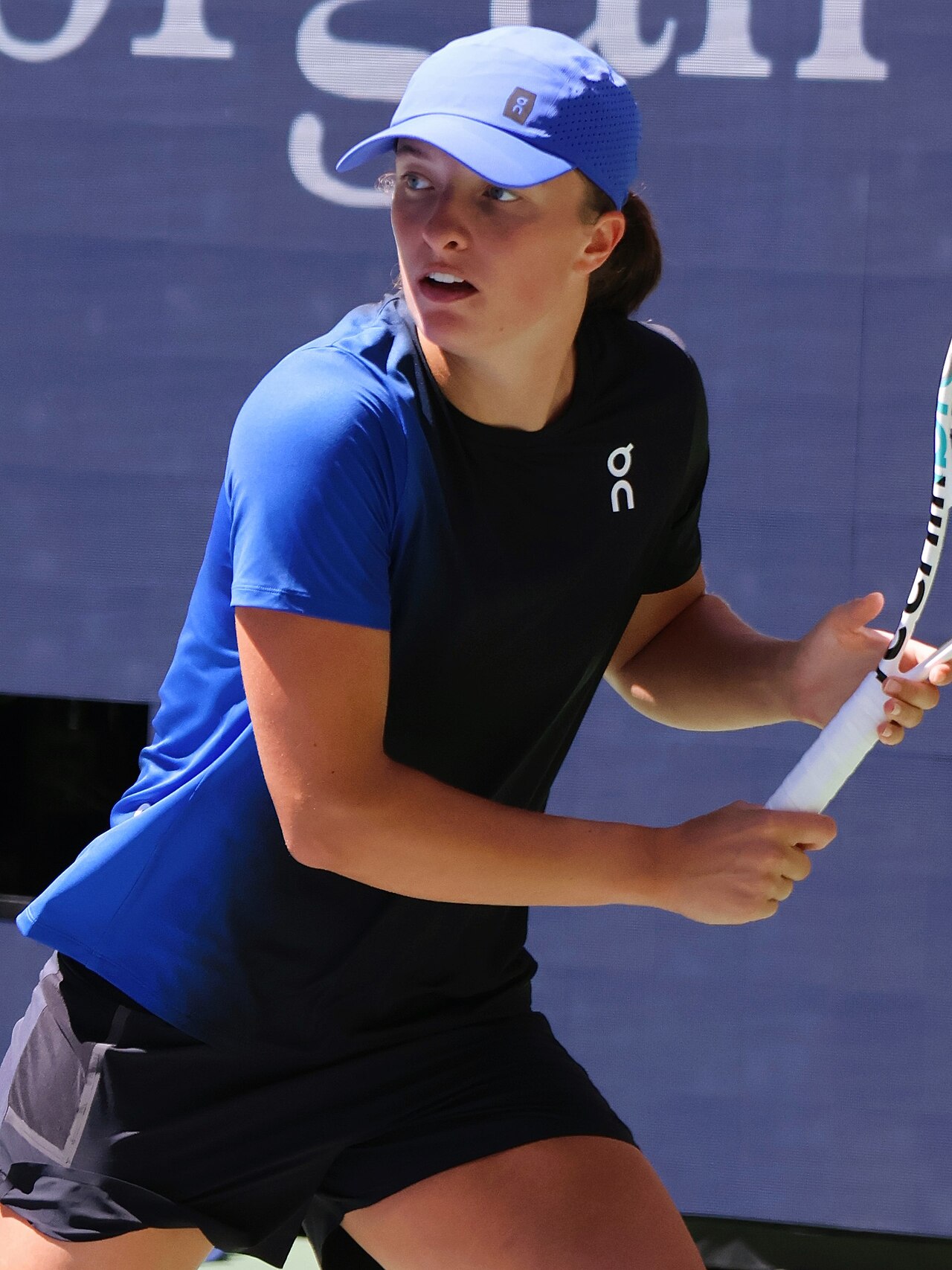 Iga Świątek triumfuje na Wimbledonie. Zwycięskimi kreacjami robi ukłon w stronę Anglii