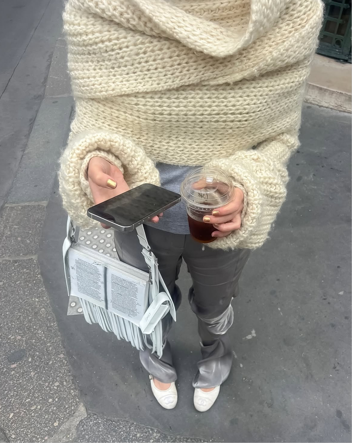 Moda na książki – czytanie performatywne na wybiegu Nicolasa Skovgaarda i klub literacki Miu Miu