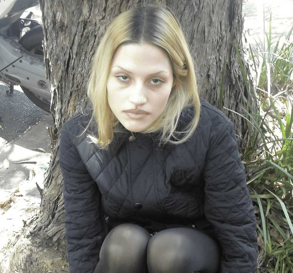 Koniec z „clean girl aesthetic” – czas na wielki powrót „messy chic”