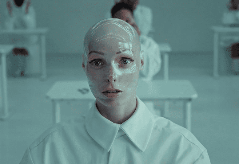 Nowa kampania dotycząca standardów piękna – The Ordinary wyśmiewa system