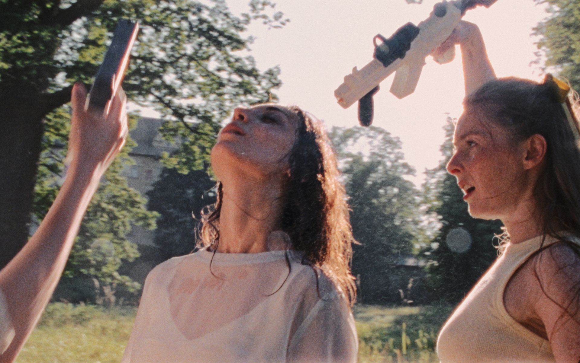 „Glorious Summer”: debiut na prestiżowym SXSW w Stanach. Rozmowa z duetem reżyserskim Heleną Ganjalyan i Bartkiem Szpakiem