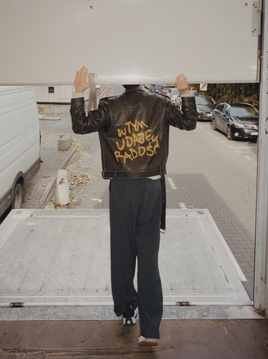 Pod kapturem skrywam lęk. Answear.com obala mity wokół zdrowia psychicznego mężczyzn