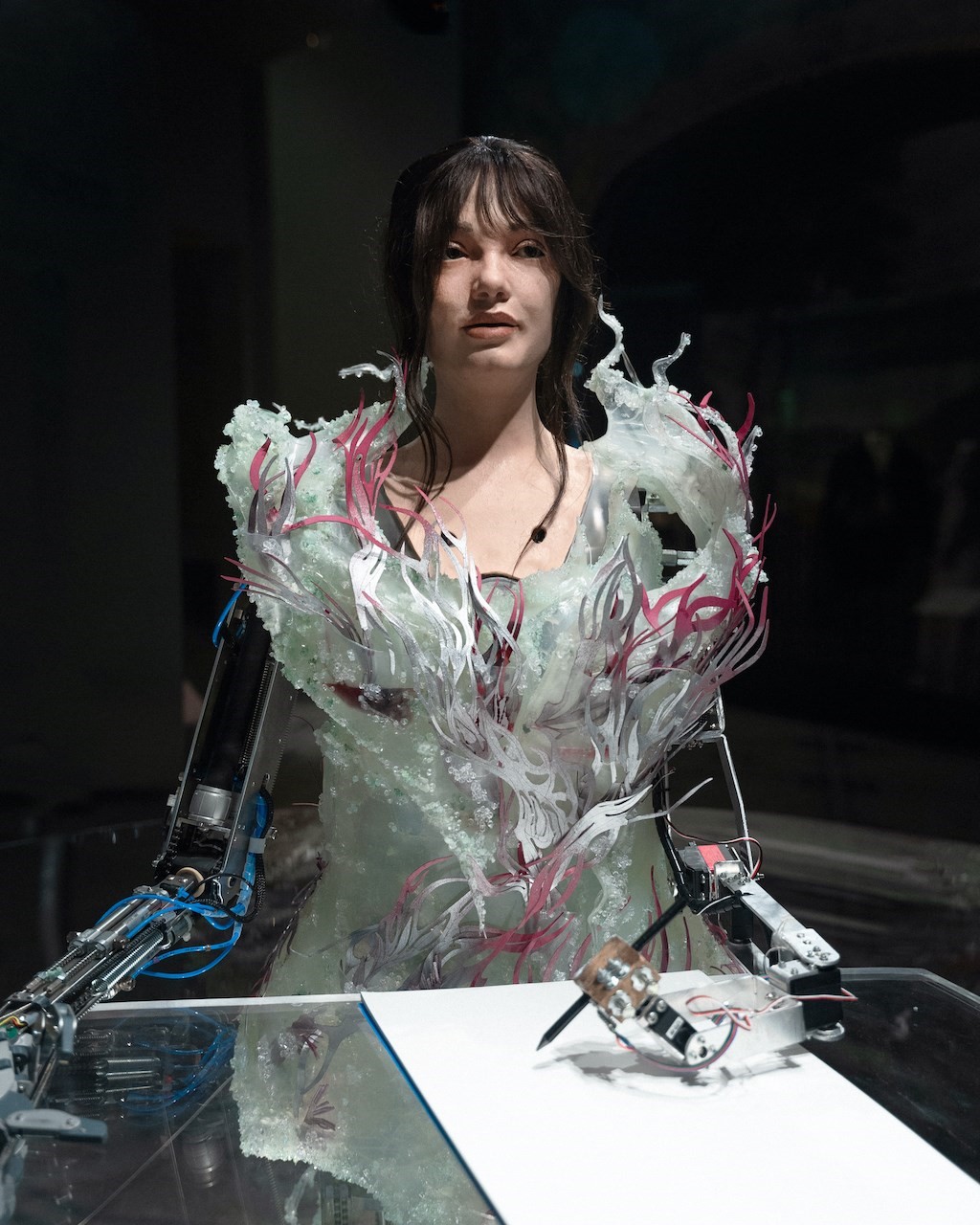 Artystka-androidka Ai-Da w roli modelki podczas London Design Festival