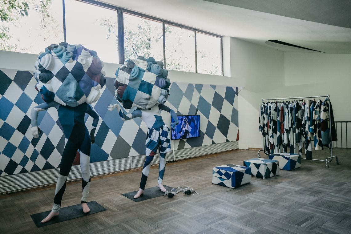 „Bezpańskie głosy" to jedna z najważniejszych wystaw o modzie w 2017 roku. Artystka obnażyła tragedie, które moda skrywa pod płaszem glamouru