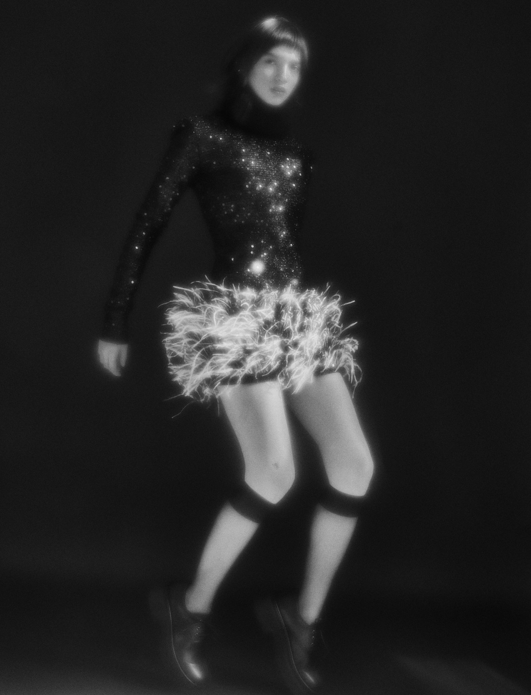 Sukienka MMC studio design, buty Miista, podkolanówki Wolford