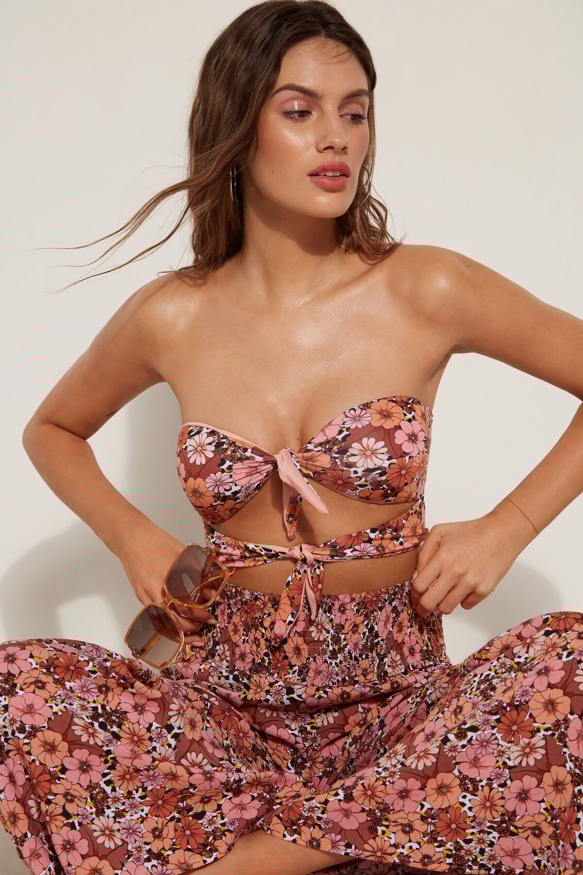 Płócienne spodnie i bikini w łąkę