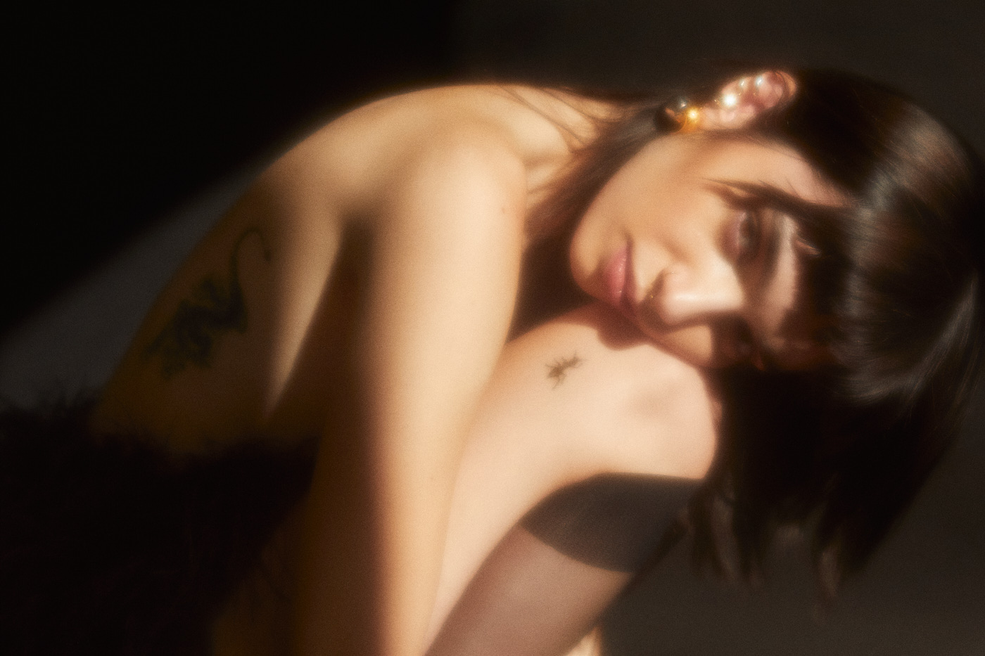 Spódnica MMC studio design, biżuteria Rosa, buty Bałagan, podkolanówki Wolford