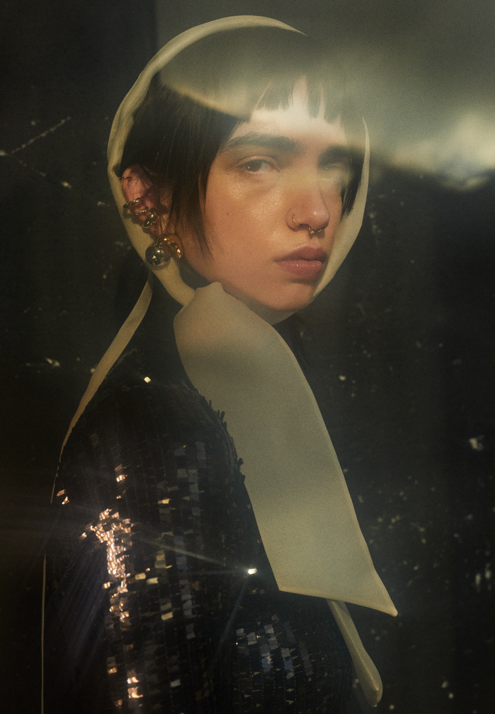 Chusta Tomasz Ossoliński, biżuteria Rosa, top Versace