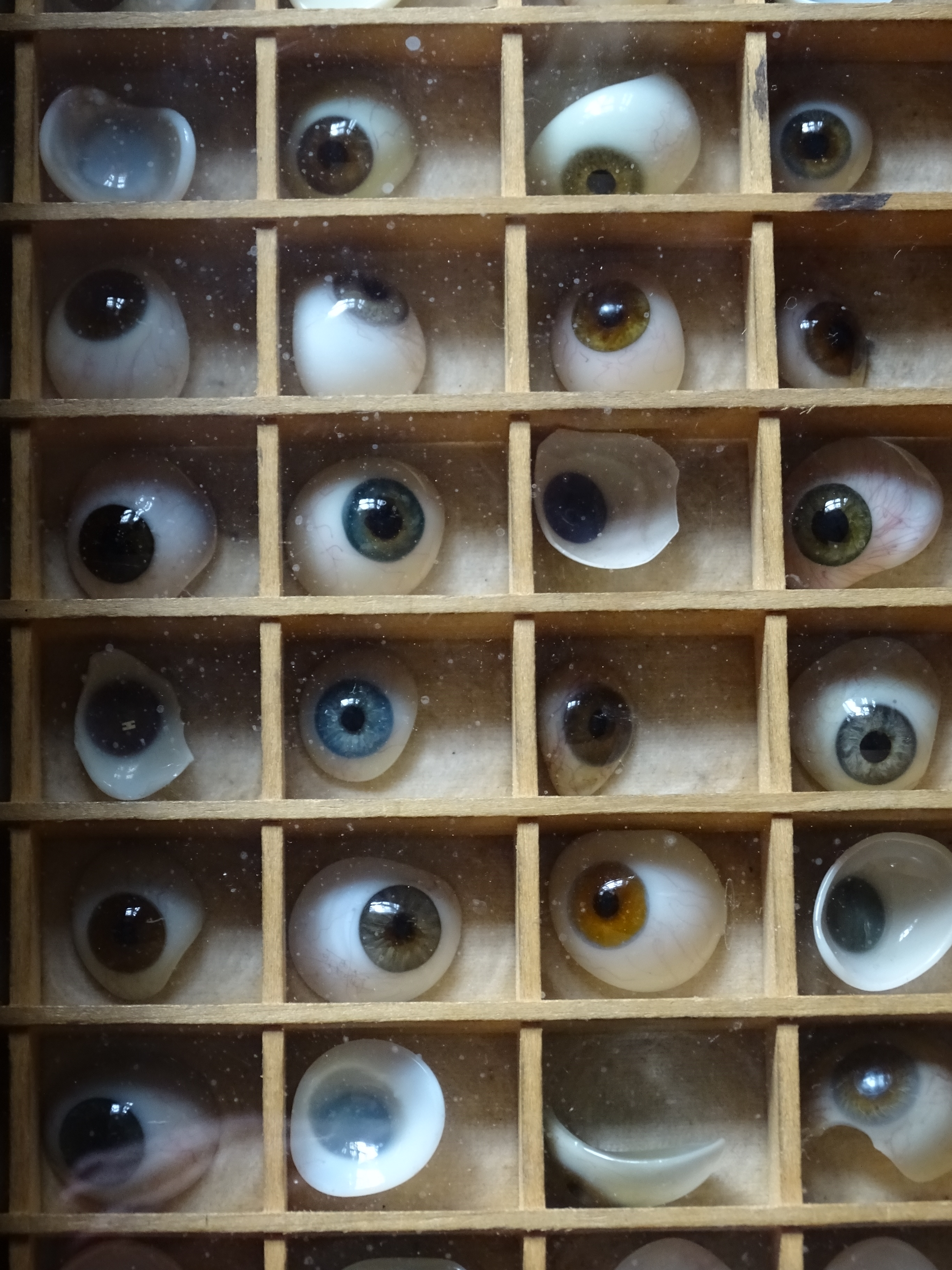 Taca pełna gałek ocznych - Muzeum Birmingham Back to Backs w Anglii