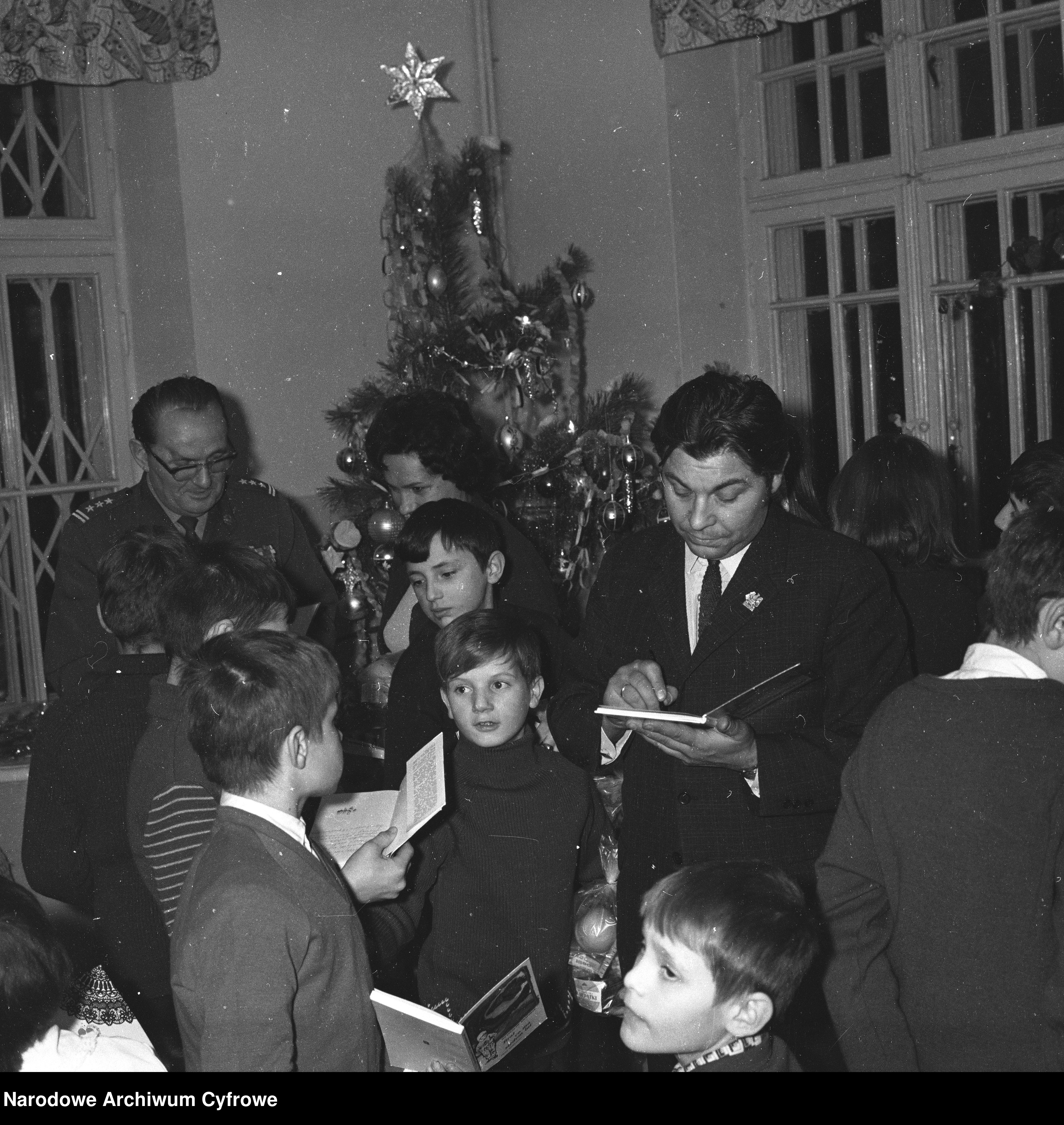 Literaci odwiedzający szkołę w Konstancinie podczas świąt Bożego Narodzenia