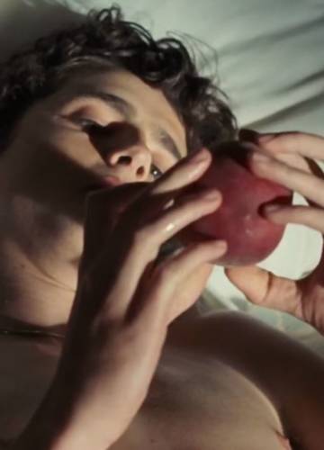 4. Scena z brzoskwinią z filmu „Tamte dni, tamte noce" (2017)